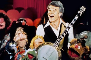 THE MUPPET SHOW, Gonzo (front left), Kermit the Frog (green), Steve Martin (right of center), Fozzie (front right), (Season 2, aired July 19, 1977), 1976-1981