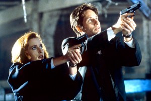 THE X-FILES, from left: Gillian Anderson, David Duchovny, 'The Post-Modern Prometheus', (S5.E5, aired Nov 30, 1997), 1993-2018, ph: David Gray / TM and Copyright © Fox Network. All rights reserved./ Courtesy Everett Collection